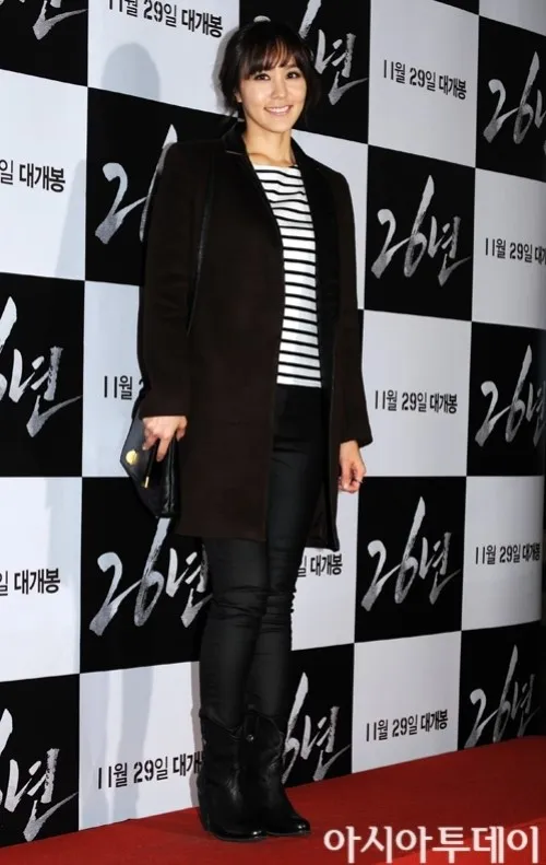소품 하나로 완성하는 절제된 꾸안꾸