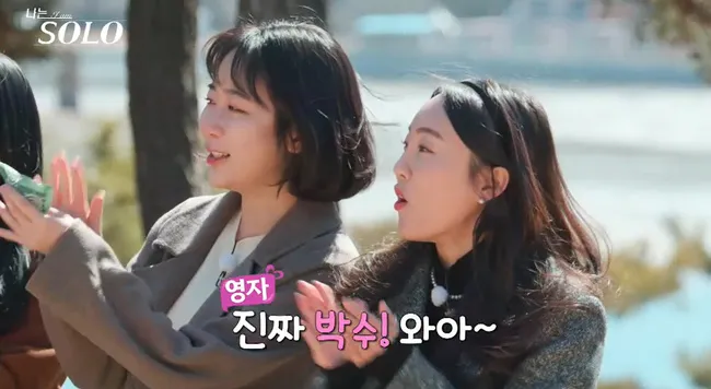 메모와 노트가 있는 정리된 책상