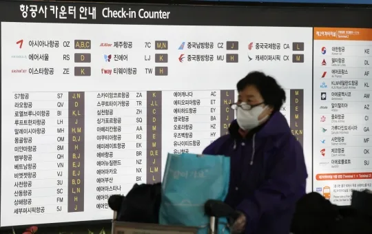 공항에서 휴대폰 배터리와 기기를 챙기는 모습