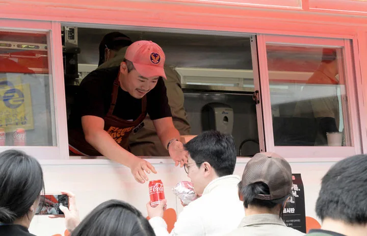 버거 세트가 트레이에 담긴 사진