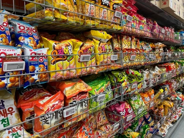 커피와 함께 먹는 과자 분위기