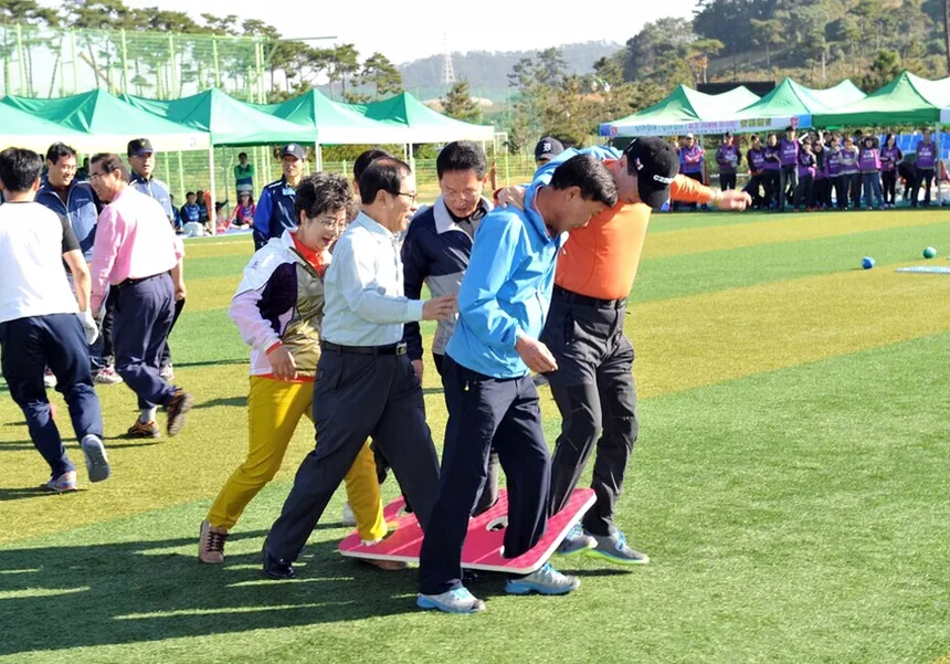 축구 경기 경고 장면과 페어플레이 의미