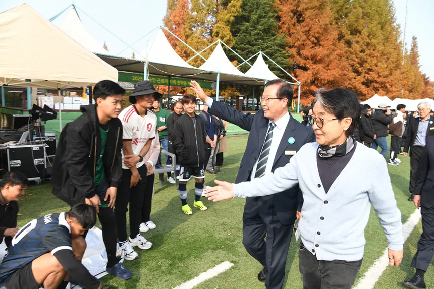 고교축구 경기 전 몸 푸는 선수들