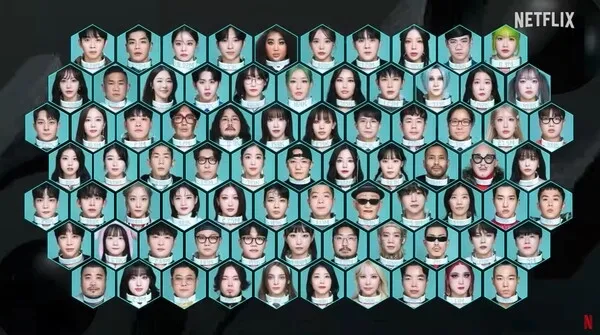 댓글 반응을 보는 휴대폰 장면