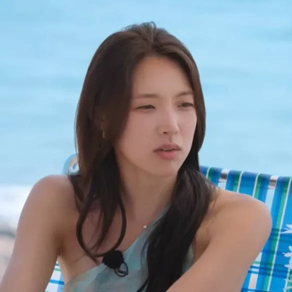 휴대폰으로 근황을 살펴보는 느낌의 장면