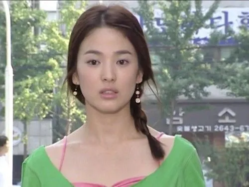 부드러운 뉴트럴 톤 패션 스타일