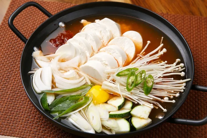잘 익은 김치로 국물 맛을 끌어올리는 장면