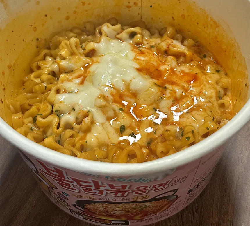 크림 소스가 얹힌 매운 볶음면 한 그릇