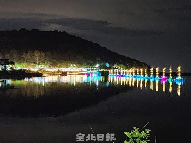 해질 무렵 축제 조명