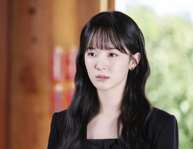 복도에서 긴장감이 흐르는 드라마 장면