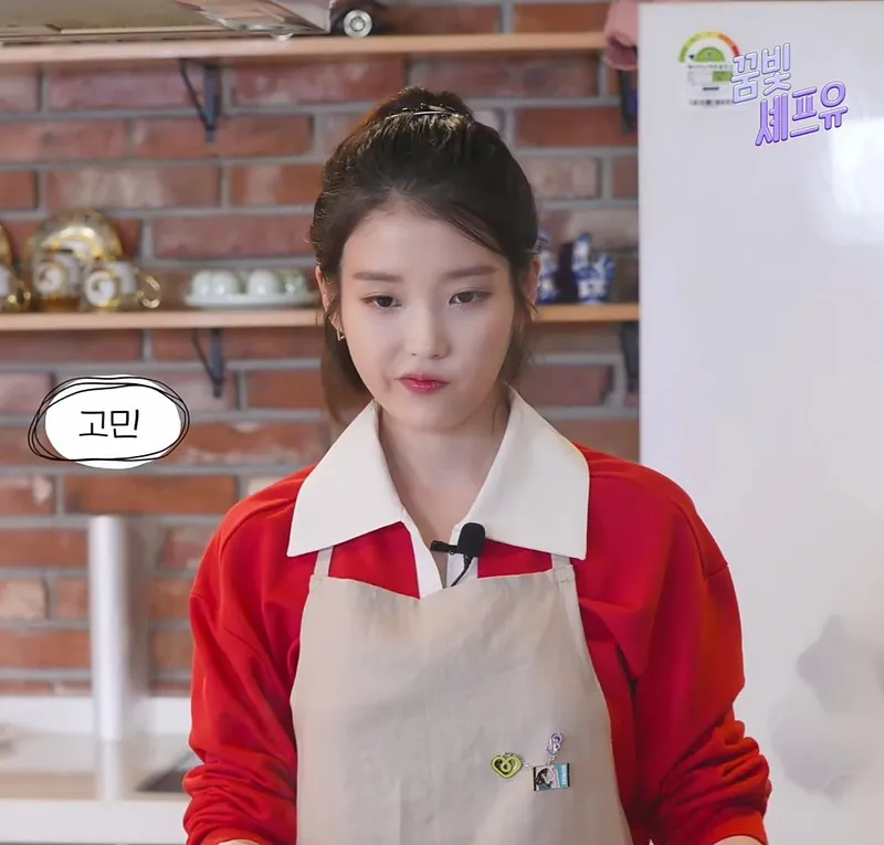 진지한 표정의 인터뷰 분위기