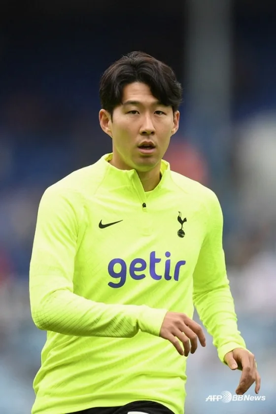 축구 중계 시청 준비 장면
