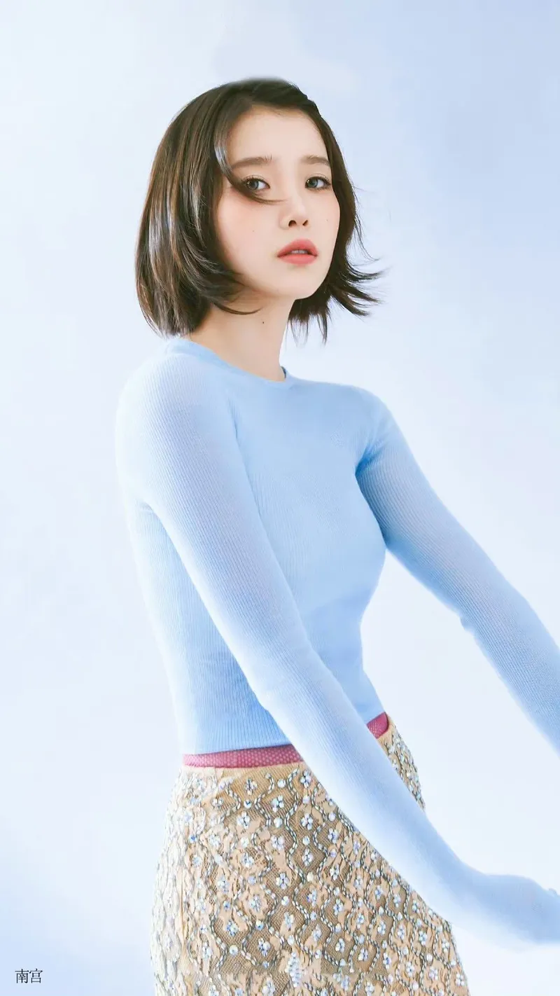 아이유 이연 코스모폴리탄 화보 비하인드와 스타일 포인트 7 두 인물이 함께 있는 패션 화보
