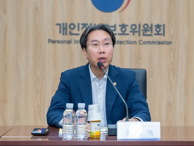 음성 녹음 파일을 날짜별로 정리하는 장면