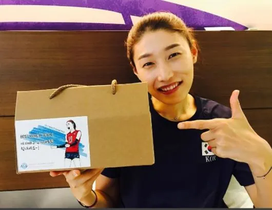강타하는 남자배구 공격 장면