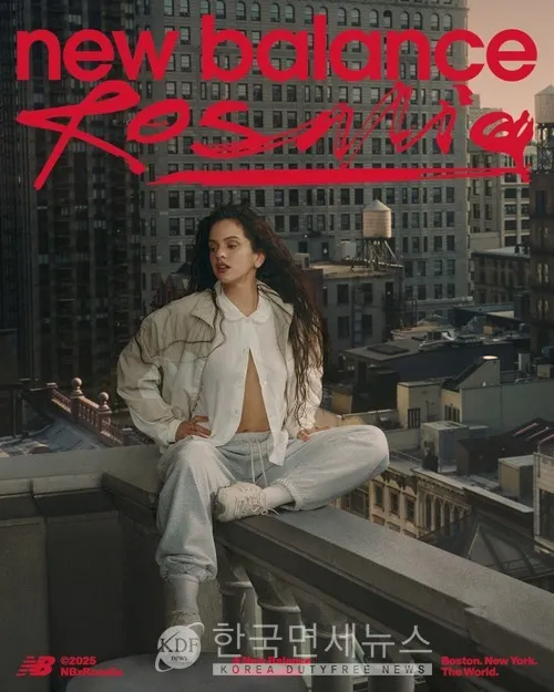 와이드 팬츠와 스니커즈 코디