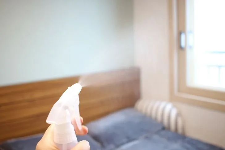 방충망 솔질하는 장면