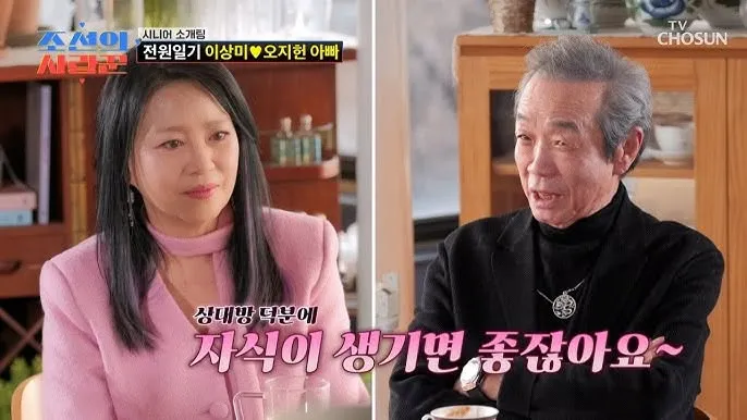 도심에서 차를 운전하는 차분한 분위기