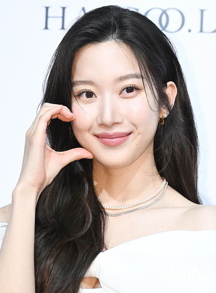 감정 연기가 살아 있는 배우의 표정 클로즈업