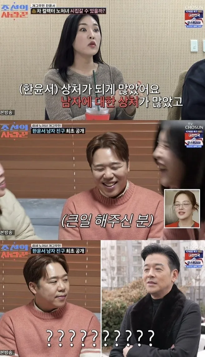 휴대폰으로 근황을 확인하는 일상적인 장면